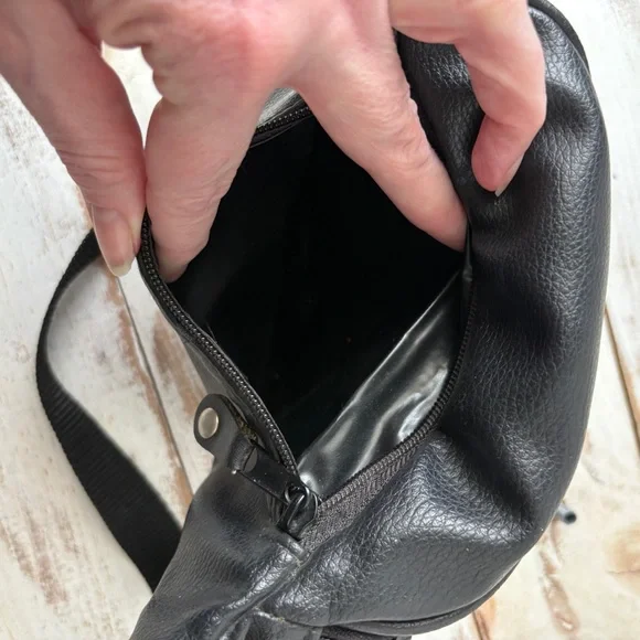 vintage WALT DISNEY WORLD Fanny pack Mickey Mouse crossbody bag faux leather EUC - Picture 16 of 16